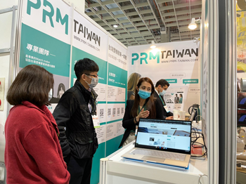 向参观者介绍 PRM-TAIWAN 国际行销-1